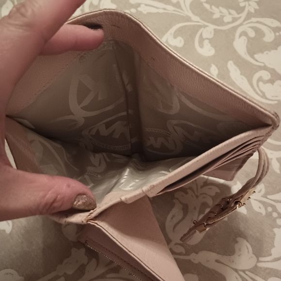 Michael Kors Wallet - Picture 4 of 8